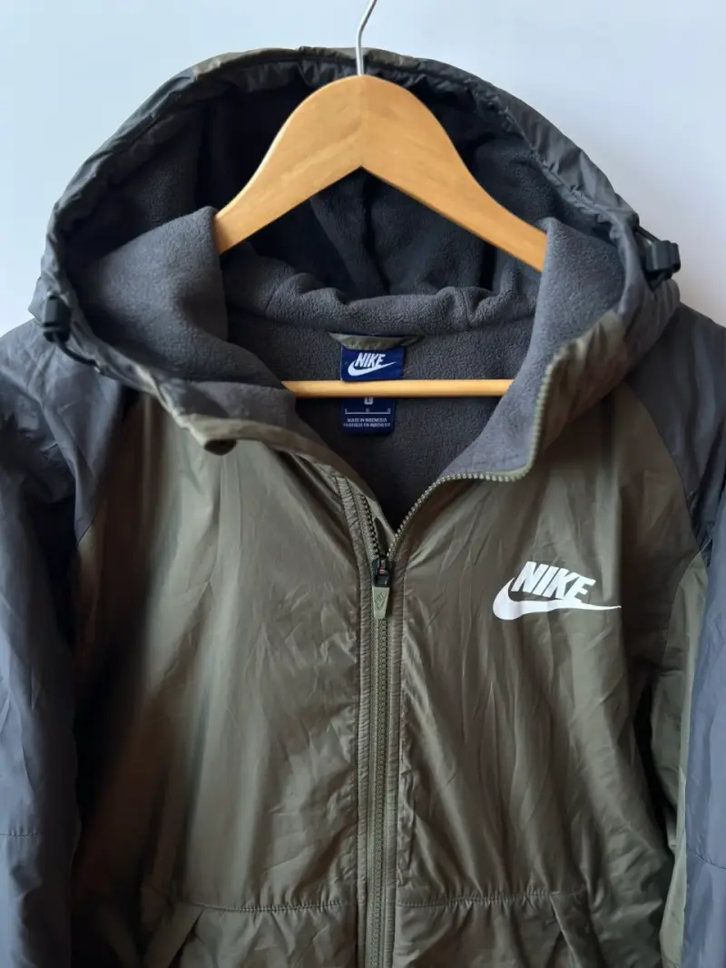 Chaqueta Nike con capucha verde y gris - 2