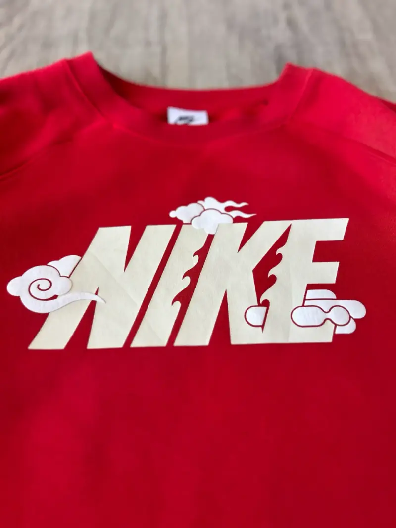 Polerón rojo Nike con diseño de nubes - 2