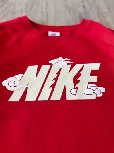 Polerón rojo Nike con diseño de nubes - miniatura 2