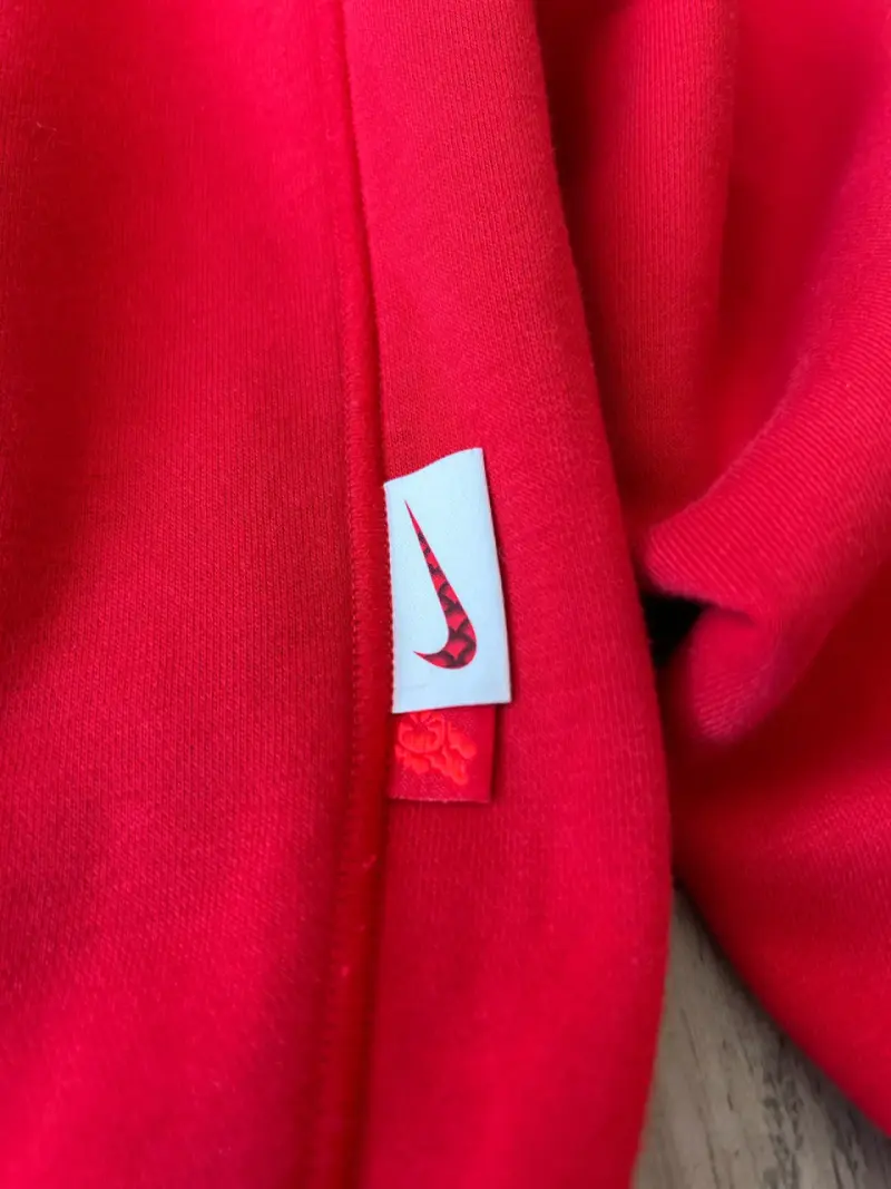 Polerón rojo Nike con diseño de nubes - 3