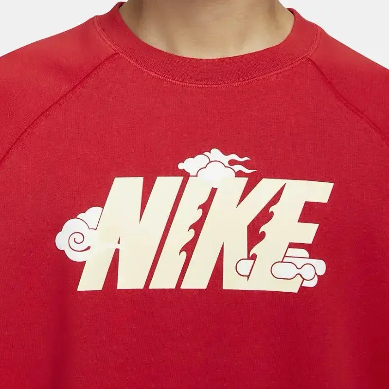 Polerón rojo Nike con diseño de nubes - 5