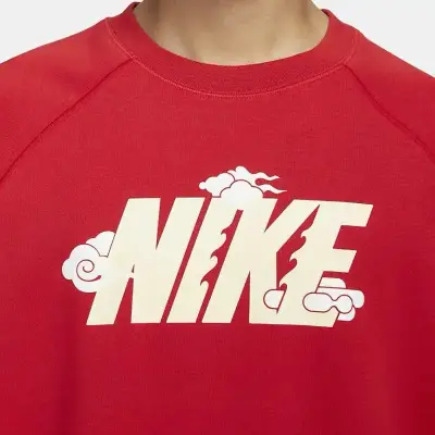 Polerón rojo Nike con diseño de nubes - miniatura 5