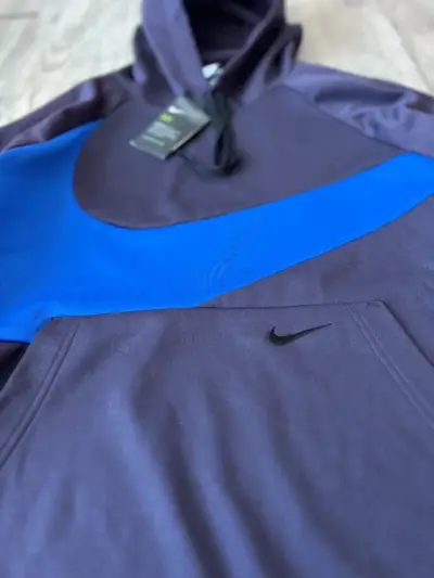 Polerón con capucha Nike azul y negro - miniatura 3