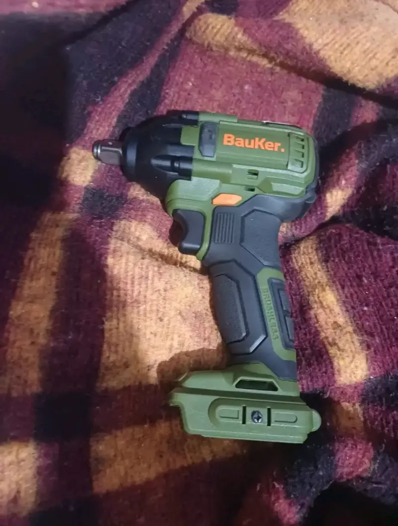 Llave de Impacto Inalámbrica Bauker 20V Brushless
