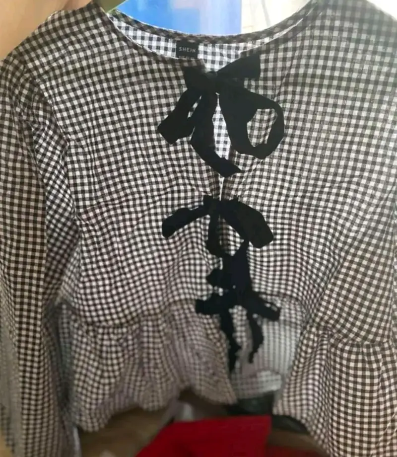 Blusa de cuadros con lazos negros - 2