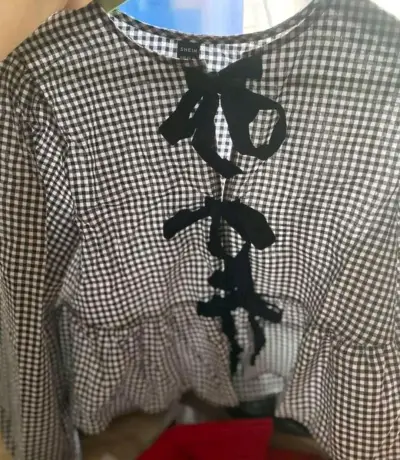 Blusa de cuadros con lazos negros - miniatura 2