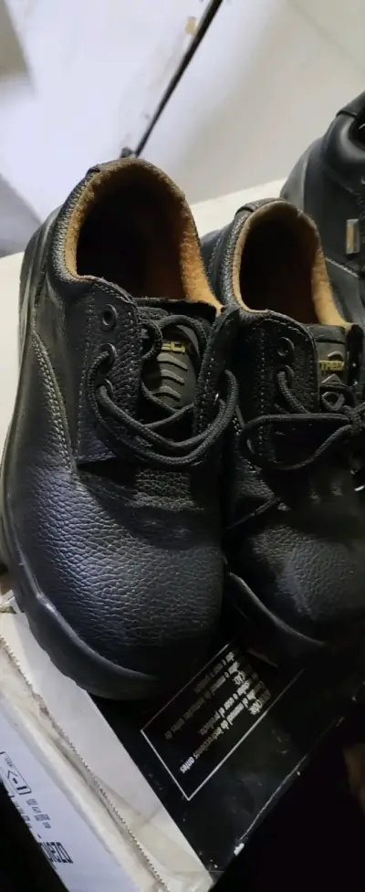 Zapatos de seguridad negras con suela antideslizan - miniatura 1