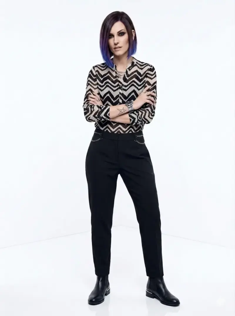 Blusa de mujer con estampado zigzag en blanco y negro