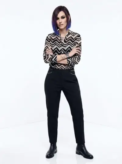 Blusa de mujer con estampado zigzag en blanco y negro - miniatura 1