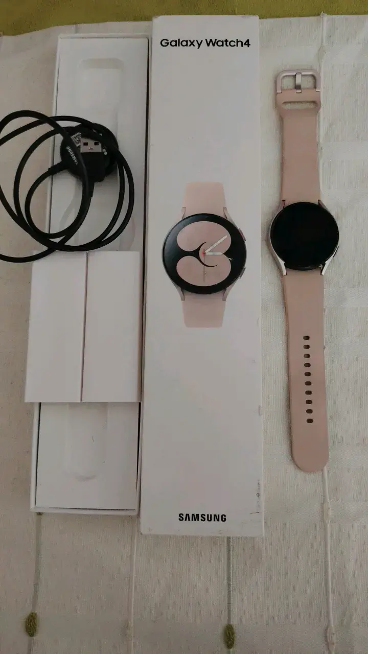 Samsung Galaxy Watch4 rosa con cargador