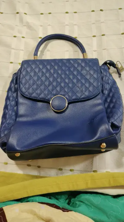 Bolso de mano azul con diseño acolchado - miniatura 1