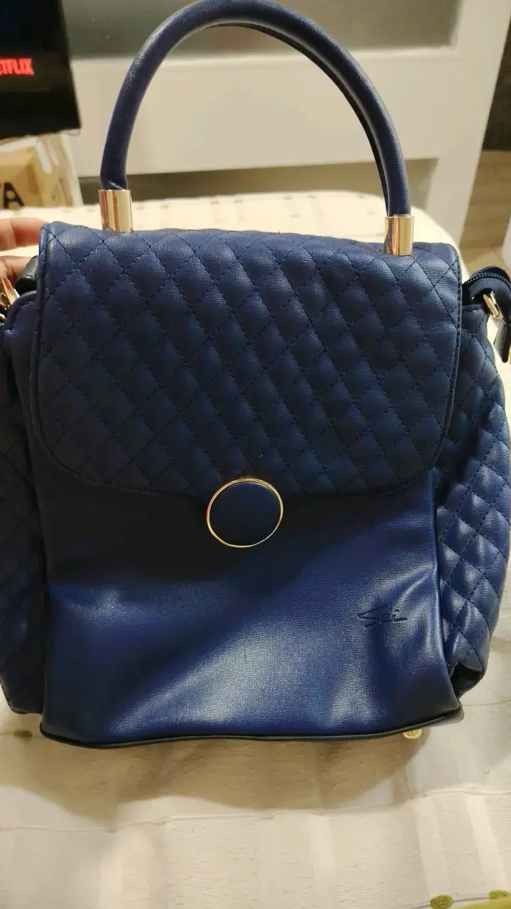 Bolso de mano azul con diseño acolchado - 2