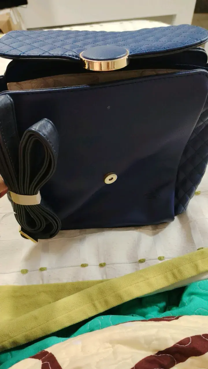 Bolso de mano azul con diseño acolchado - 3