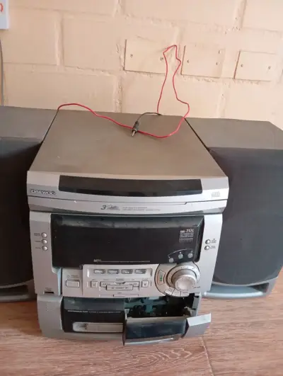 Equipo de música Daewoo AMI-771L con parlantes - miniatura 1