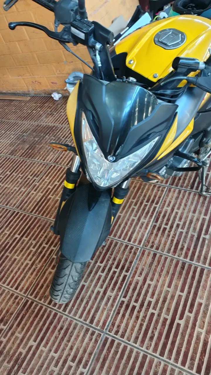 Moto Bajaj Pulsar NS200 amarilla en buen estado - 1