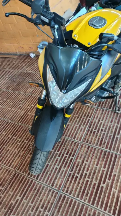Moto Bajaj Pulsar NS200 amarilla en buen estado - miniatura 1