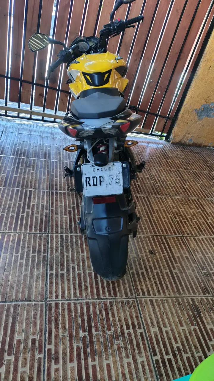 Moto Bajaj Pulsar NS200 amarilla en buen estado - 2