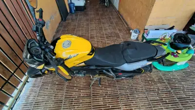 Moto Bajaj Pulsar NS200 amarilla en buen estado - miniatura 3