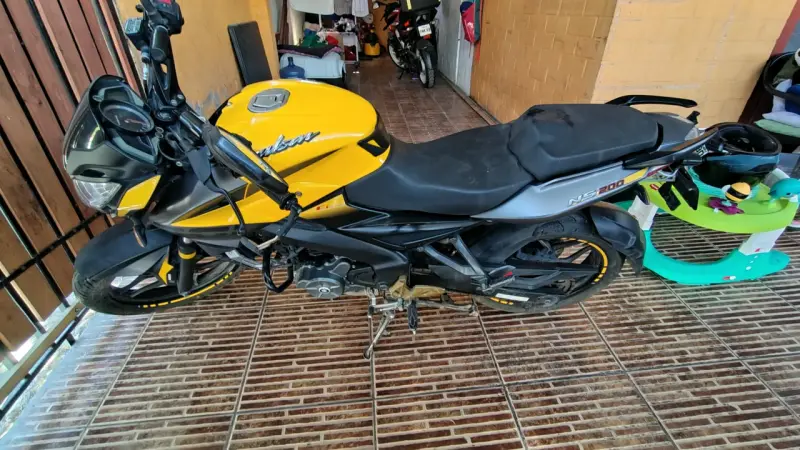 Moto Bajaj Pulsar NS200 amarilla en buen estado - 4