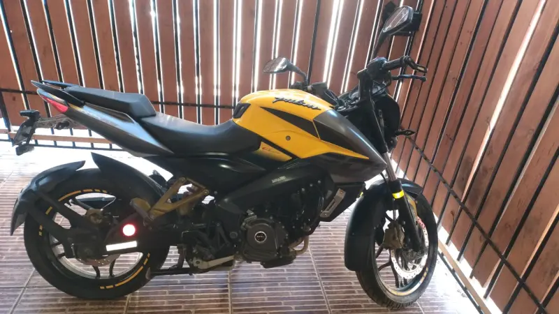 Moto Bajaj Pulsar NS200 amarilla en buen estado - 5