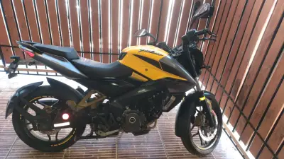 Moto Bajaj Pulsar NS200 amarilla en buen estado - miniatura 5
