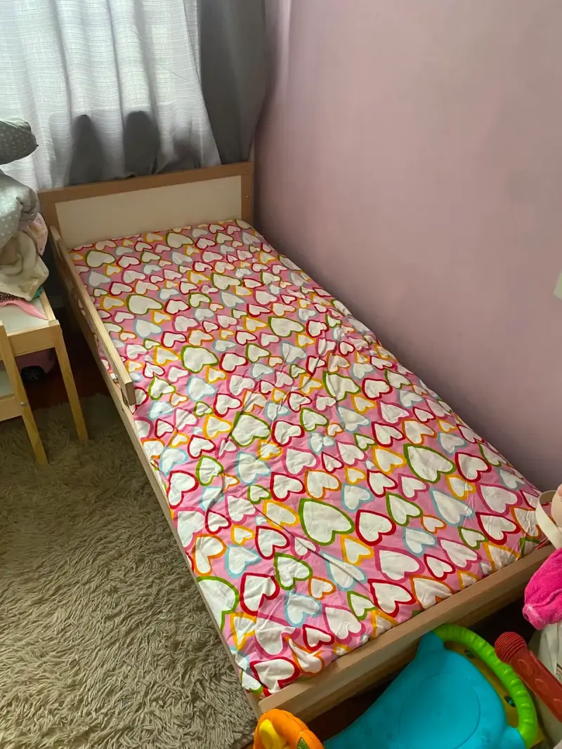 Cama infantil de madera con baranda - 1