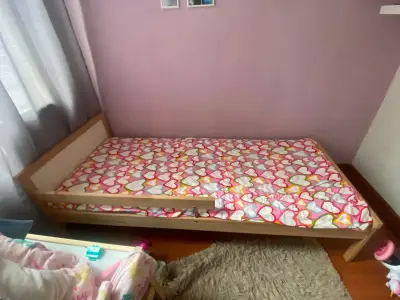 Cama infantil de madera con baranda - miniatura 2
