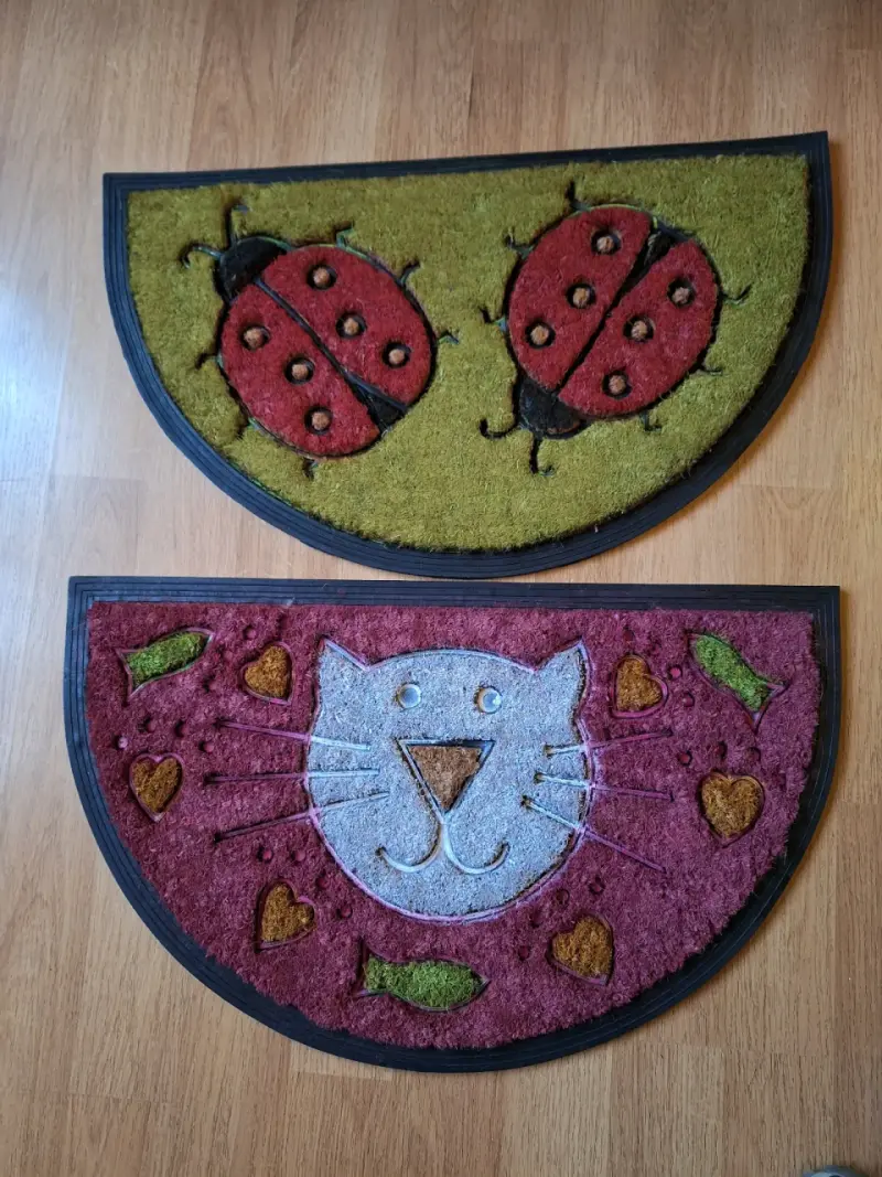 Set de felpudos semicírculo con diseños de mariquita y gato