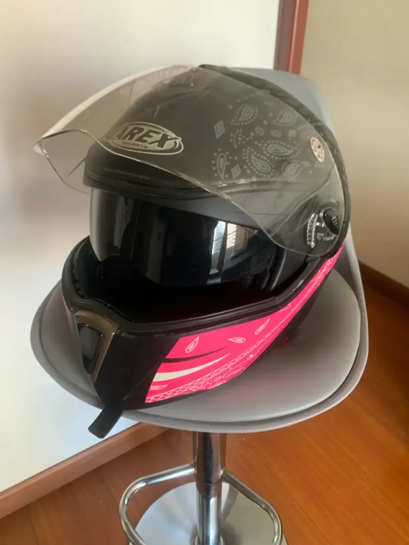 Casco de moto negro con diseño AFX - 1