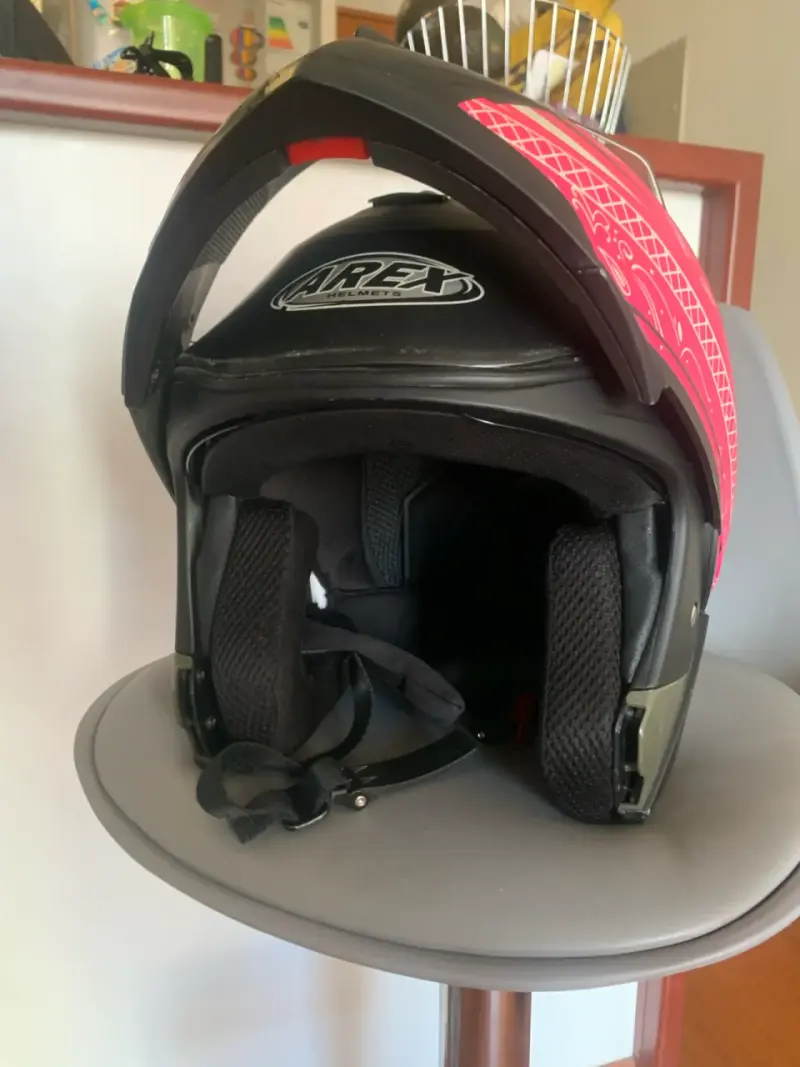 Casco de moto negro con diseño AFX - 3