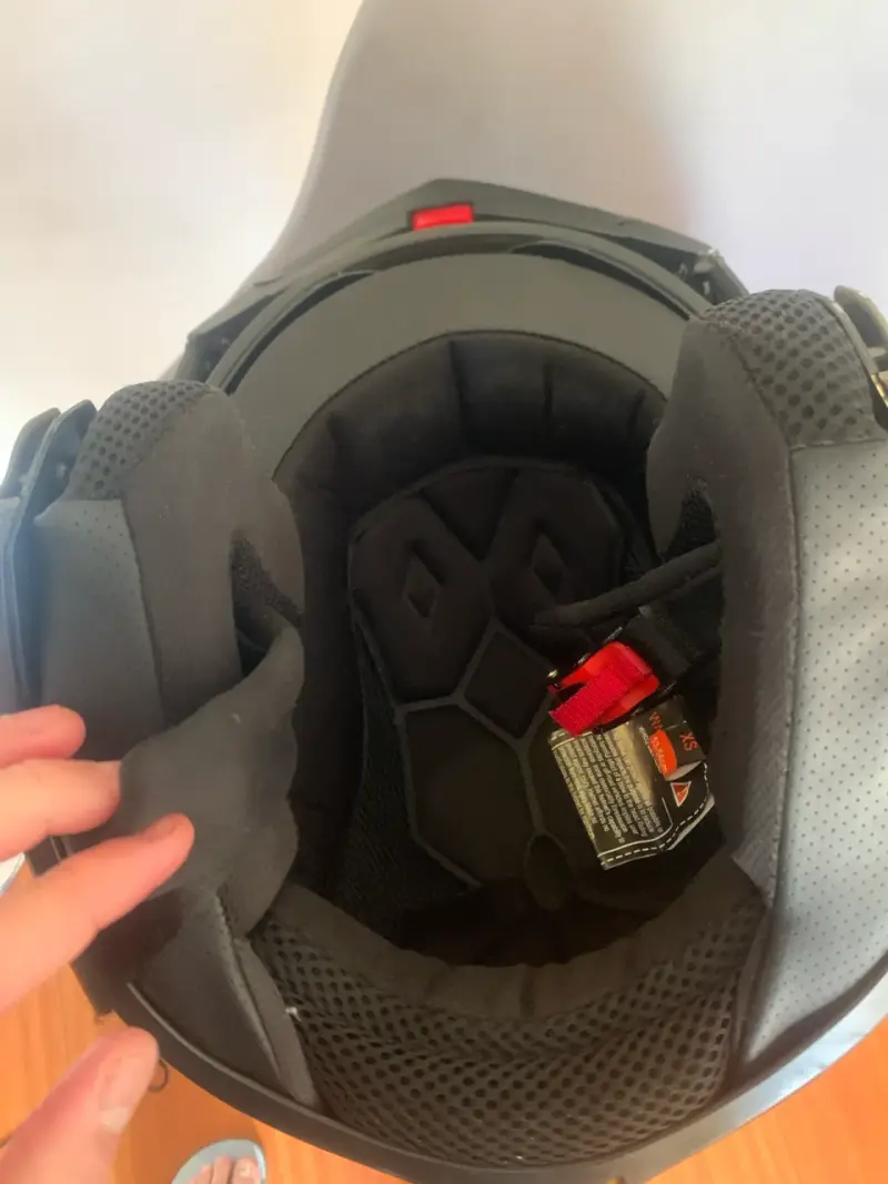 Casco de moto negro con diseño AFX - 6