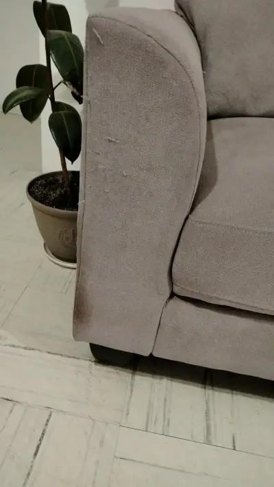 Sofá de dos plazas gris en buen estado - miniatura 6
