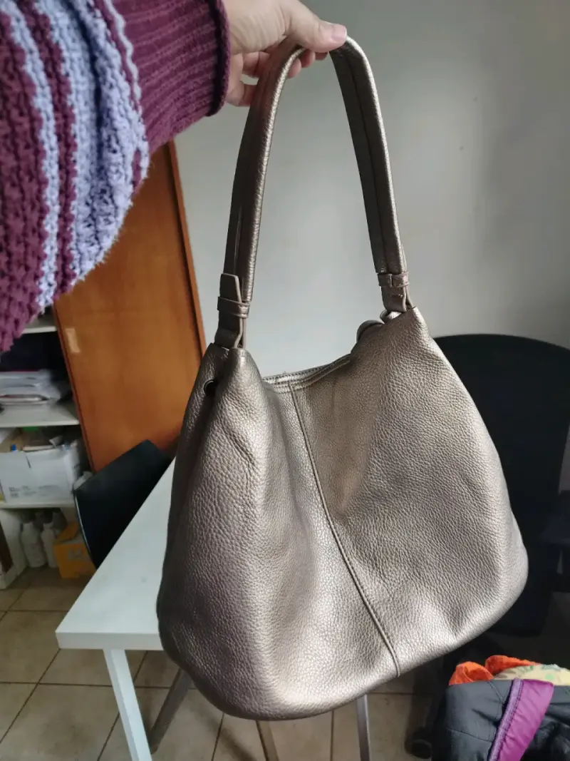 Cartera de cuero metálico con borla