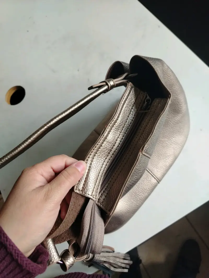 Cartera de cuero metálico con borla - 3
