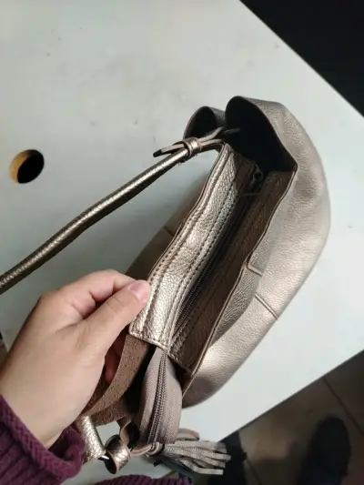 Cartera de cuero metálico con borla - miniatura 3