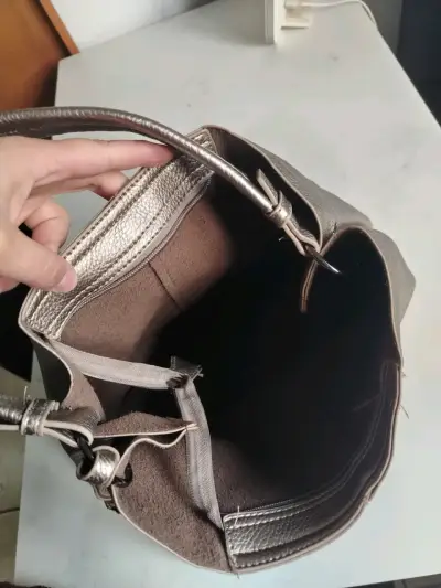 Cartera de cuero metálico con borla - miniatura 4