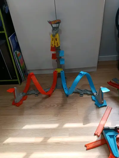 Pista de carreras Hot Wheels con loopings - miniatura 1