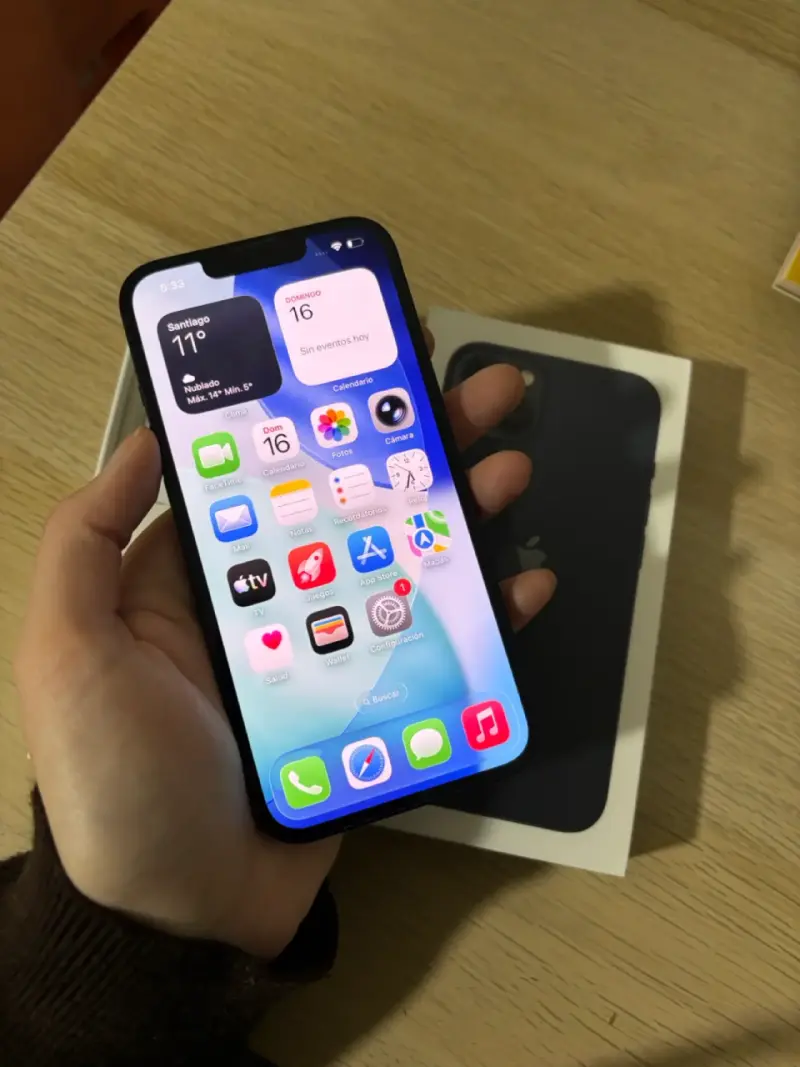 iPhone 13 en excelente estado con caja - 1