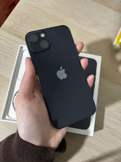 iPhone 13 en excelente estado con caja - miniatura 2