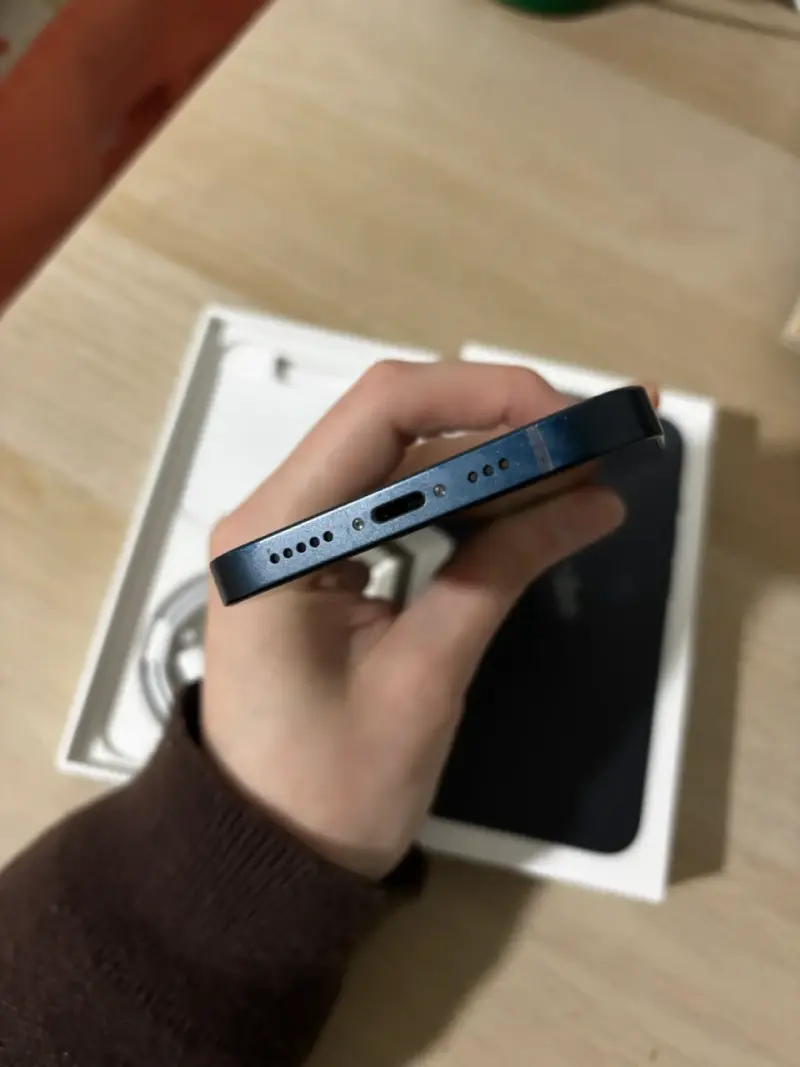 iPhone 13 en excelente estado con caja - 3