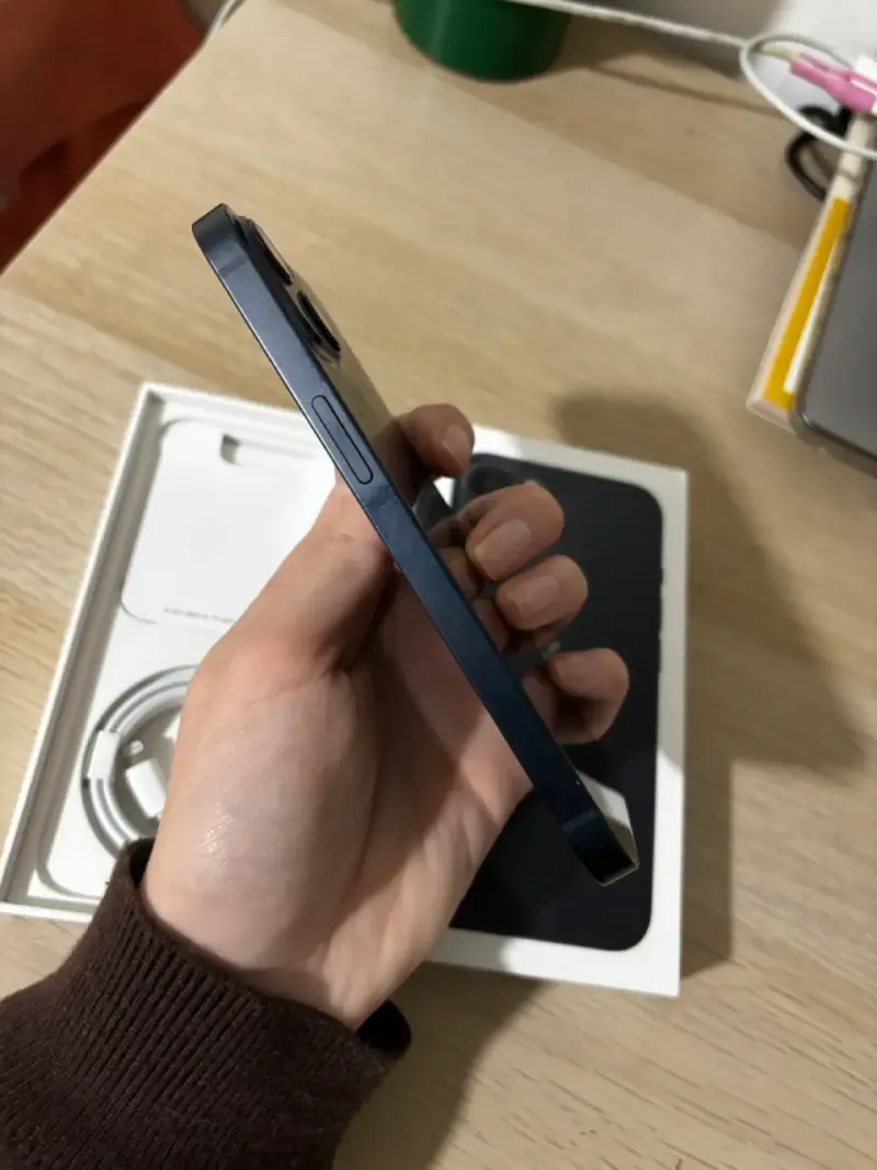 iPhone 13 en excelente estado con caja - 4