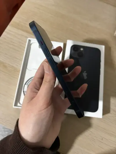 iPhone 13 en excelente estado con caja - miniatura 5