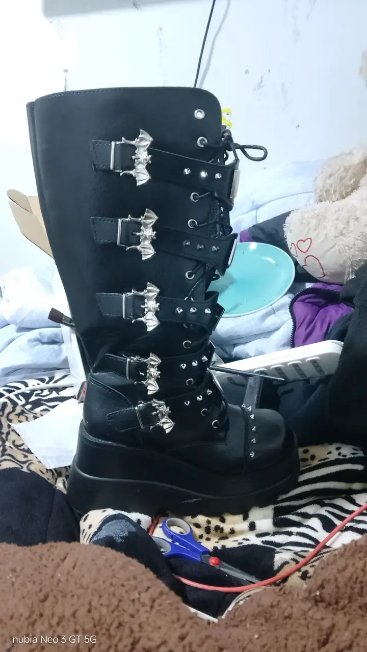 Botas góticas  Leer descripción
