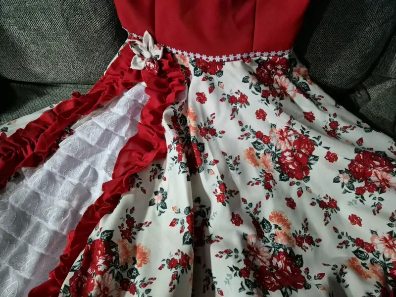 Vestido hermoso de cueca estilo corsé