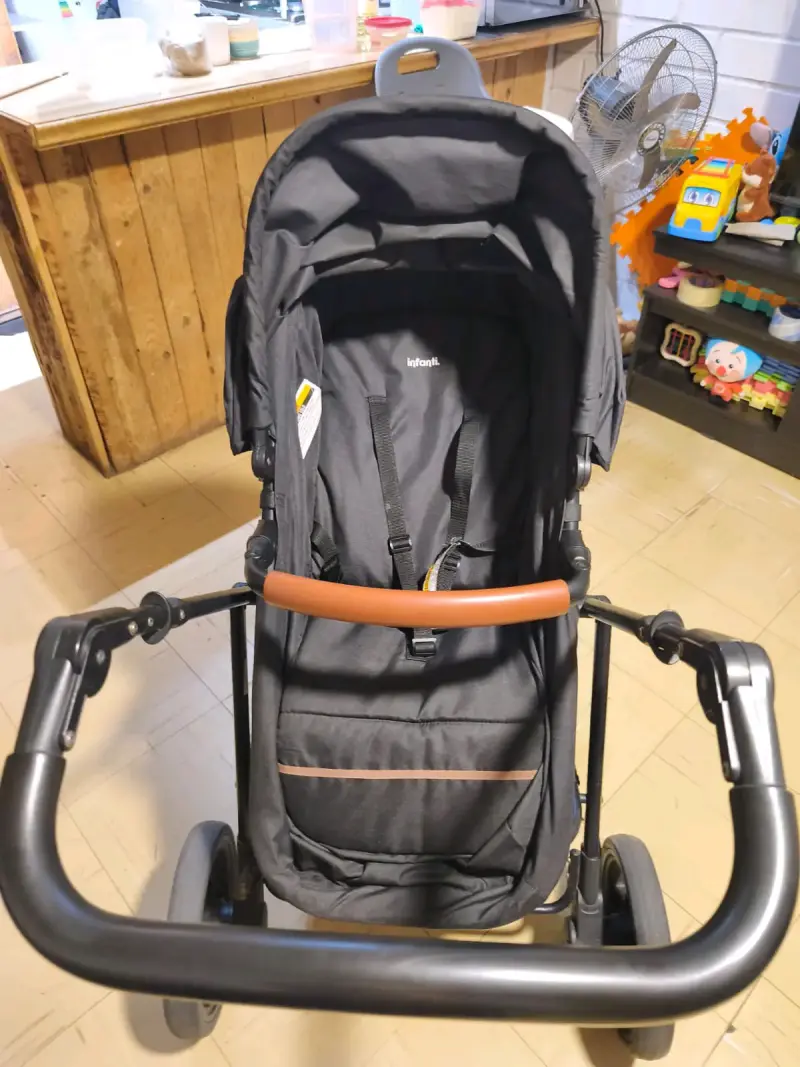 Coche de bebé Infanti negro con manillar ajustable