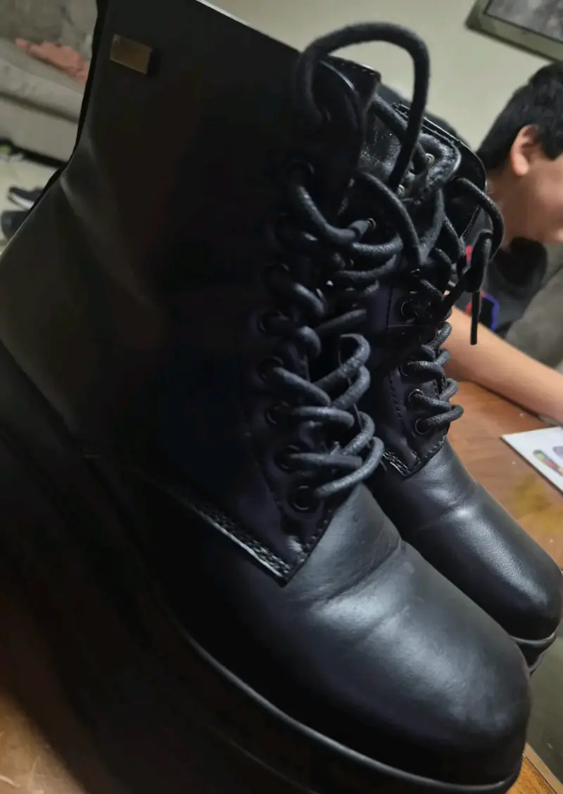 Botas negras de ecocuero con cordones