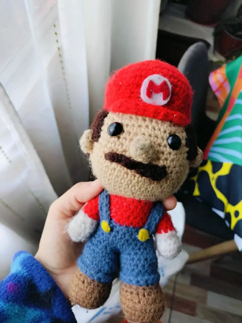 Muñeco tejido a mano estilo Mario Bros
