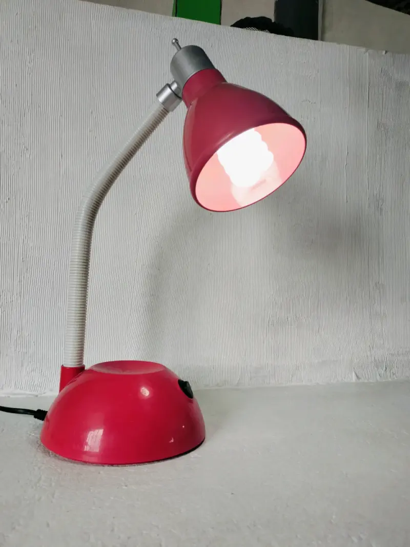 Lámpara de escritorio flexible roja