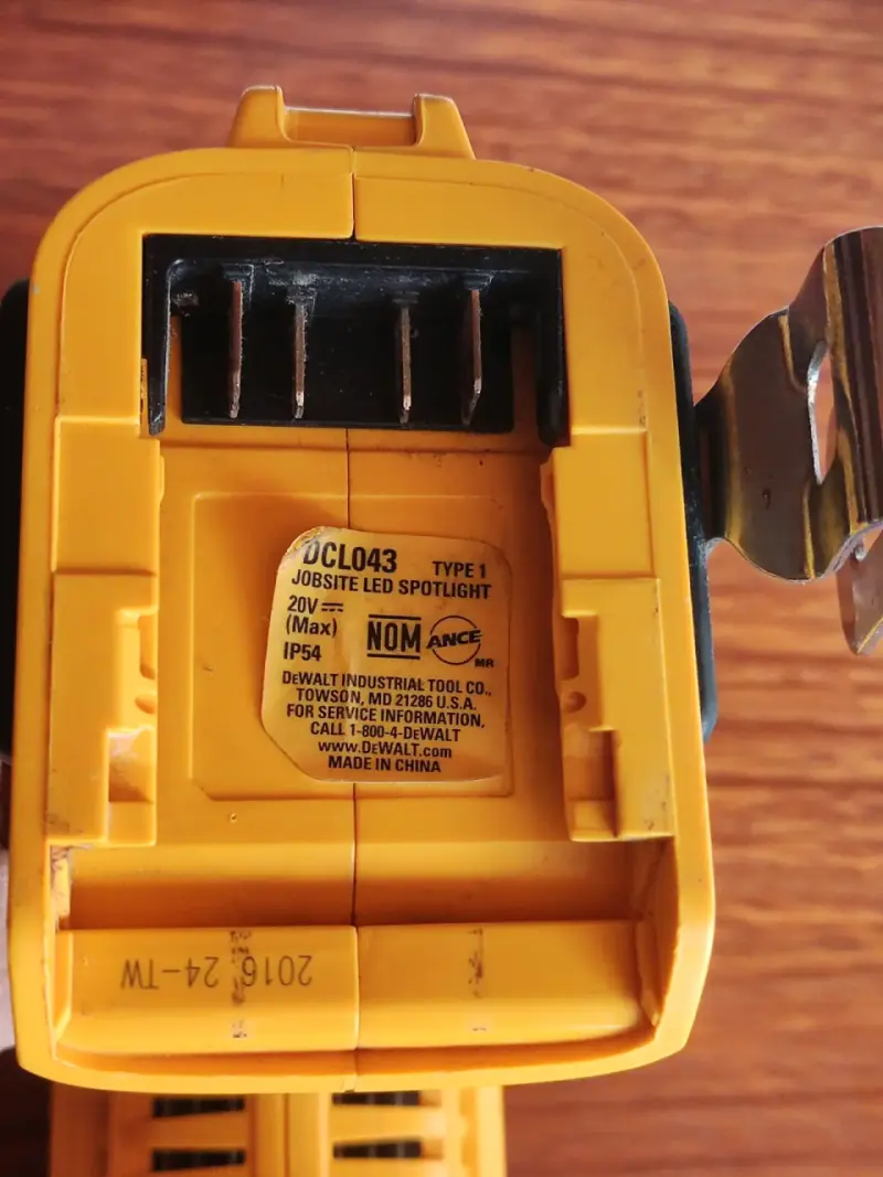 Linterna LED DeWalt para trabajo - 4