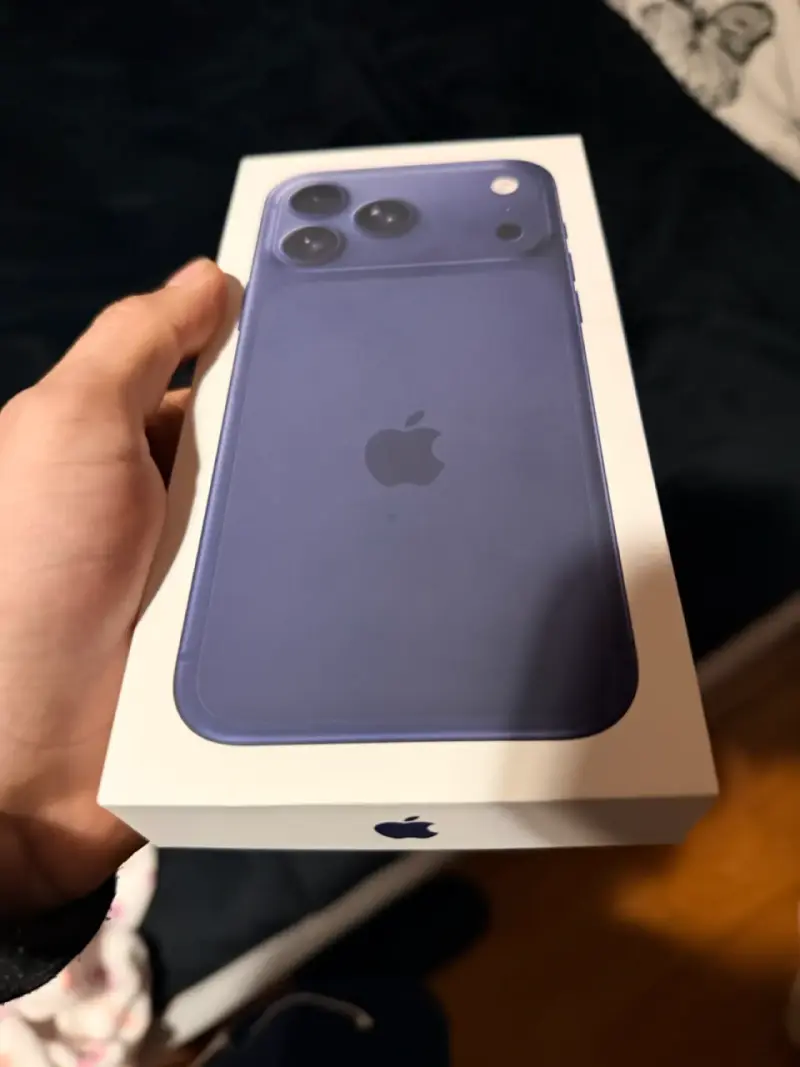iPhone 17 pro Max en caja color azul